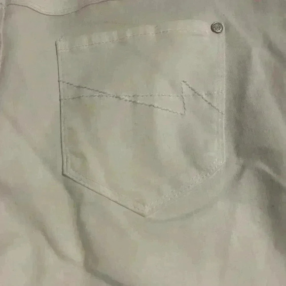 Est 1946 denim mid rise white capris with five pockets. Women’s size 10 - Picture 8 of 8